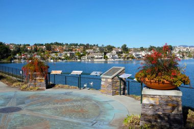 Mission Viejo, Ca - 23 Ocak 2018: Lake Mission Viejo işaret. 5 mil güneyinde Santiago tepe Santa Ana dağlarda göle özel konut ve kat mülkiyeti topluluklar ile çevrilidir.