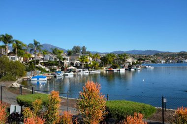 Mission Viejo, Ca - 23 Ocak 2018: Lake Mission Viejo. Göle özel konut ve kat mülkiyeti topluluklar, bazı tekne Dock ile çevrilidir.