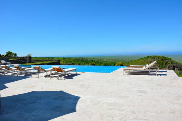 Pikaia Lodge Pool Area. The luxury lodge was designed for the en — Stock Photo, Image