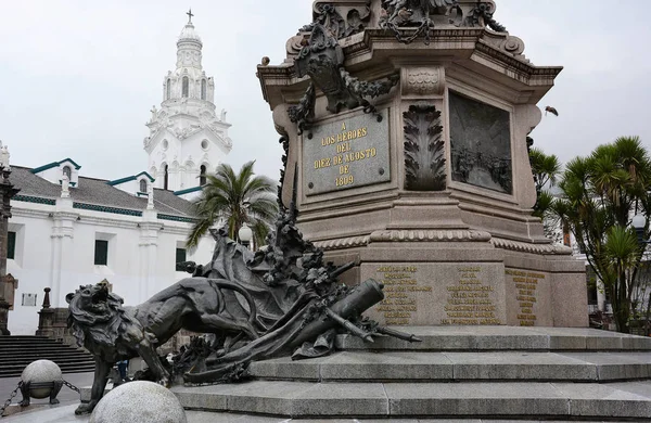 Quito Ecuador Fevereiro 2017 Monumento Praça Independência Encerrado Com Cathederal — Fotografia de Stock