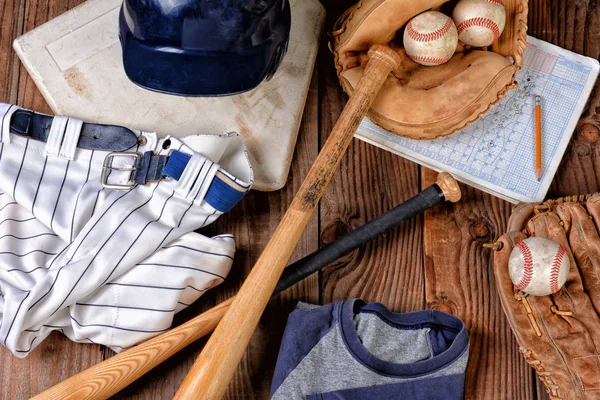 Felülnézete Baseball Felszerelés Rusztikus Felületre Elemek Otthon Lemez Sisak Baseball — Stock Fotó
