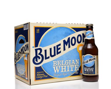 Irvine, Calfornia - 17 Şubat 2019: Blue Moon Belçika Beyaz Ale 12 şişe paketi onuncu ve Blake bira şirketi, craft / Chicago merkezli Millercoors bölümü ithalat.