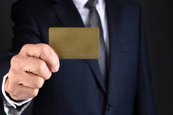 空白のゴールド クレジット カードまたはデビット c を押したままビジネスマンのクローズ アップ — ストック写真