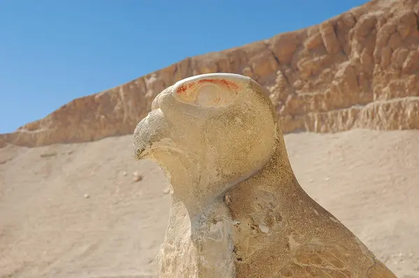 Estatua del pájaro en el templo de Deir El-Bahriin Luxor, Egipto —  Fotos de Stock
