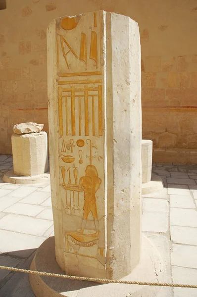Древние иероглифы на колонке в Луксор — стоковое фото
