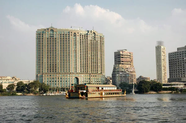 De vier seizoenen Hotel Caïro gezien vanaf de Nijl met een boot tour — Stockfoto