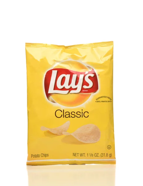 Um pacote de chips de batata LaysClassic, da Frito-Lay Inc . — Fotografia de Stock