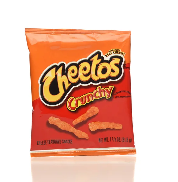 Um pacote de queijo Cheetos sabor sopro lanche de milho, de Frito — Fotografia de Stock