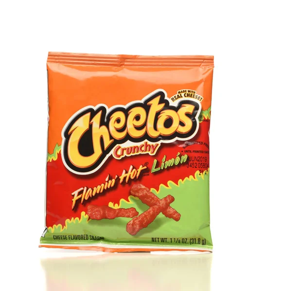 Un paquete de Cheetos queso sabor bocadillo de maíz, de Frito —  Fotos de Stock