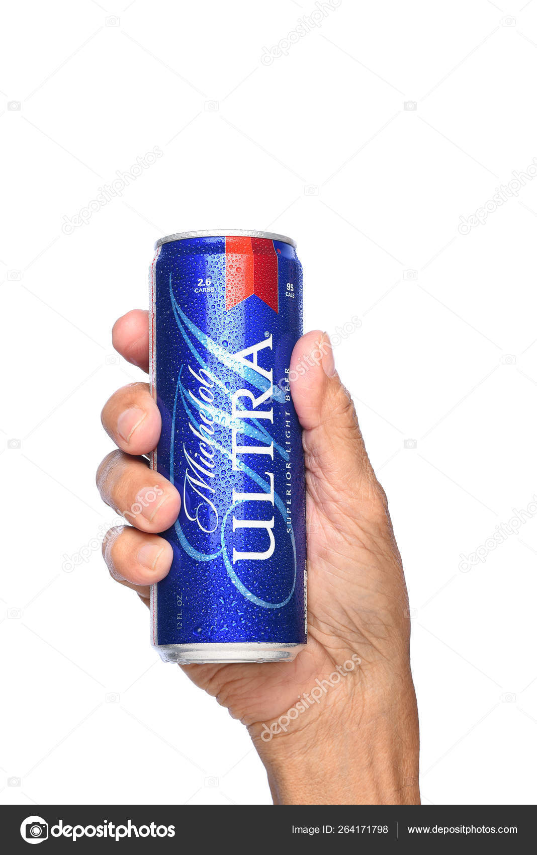 ミケロブウルトラビールの缶を持つ手のクローズアップ — ストック編集