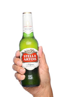 Stella Artois Bira bir şişe tutan bir el yakın çekim