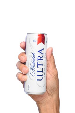 Michelob Ultra Bira bir tokan tutan bir el yakın çekim