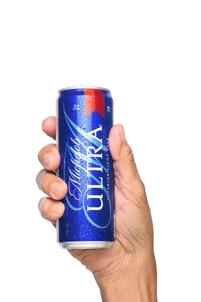 Primer plano de una mano sosteniendo una lata de cerveza Michelob Ultra —  Fotos de Stock