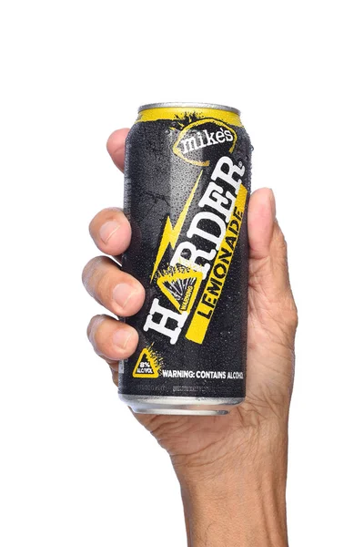 Close-up van een hand houden van een kan van Mikes harder limonade — Stockfoto