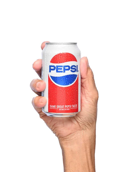 Nahaufnahme einer Hand, die eine kalte Dose Pepsi Cola hält. — Stockfoto