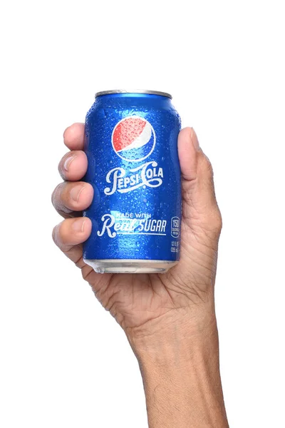 Pepsi Cola soğuk bir kutu tutan bir el yakın çekim. — Stok fotoğraf