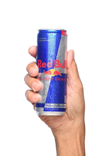 Zbliżenie rękę trzyma się puszka Red Bull Energy Drink. Czerwony bu — Zdjęcie stockowe