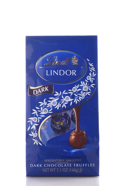 Um pacote de 5 onças de Lindor Dark Chocolate Trufas de Lindt — Fotografia de Stock