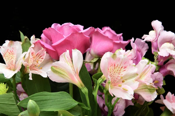 Nahaufnahme eines schönen Blumengestecks für Muttertag oder Val — Stockfoto