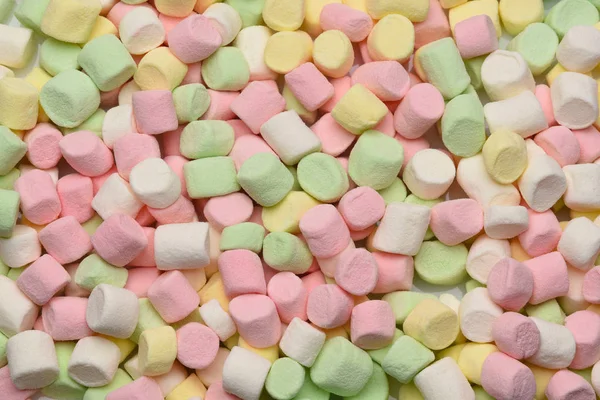 Mini marshmallows coloridos enchendo o quadro — Fotografia de Stock