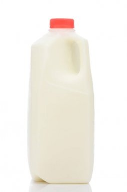 Kırmızı kapaklı ve etiketi olmayan bir litre plastik şişe süt