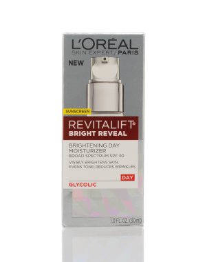 Loreal Revitalift Parlak Reveal Nemlendirici bir kutu