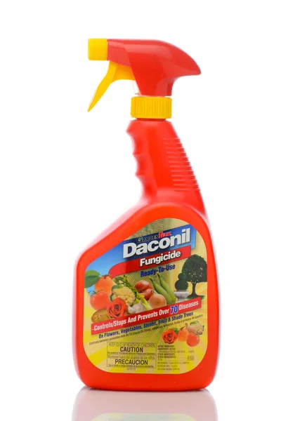 Eine Sprühflasche mit Gardentech Daconil Fungizid — Stockfoto