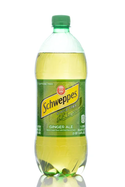 En 1 liters plastflaska av Schweppes Ginger Ale. — Stockfoto