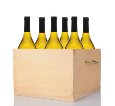 Beyaz üzerinde bir Ahşap Kasa altı Chardonnay Şarap Şişeleri