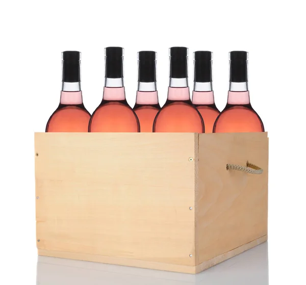 Sei bottiglie di vino blush in cassa di legno su bianco — Foto Stock