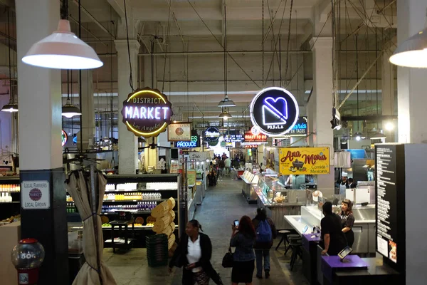 O interior do Grande Mercado Central, em funcionamento contínuo desde — Fotografia de Stock