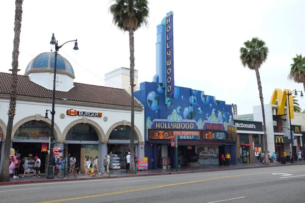 Szene auf dem Hollywood Boulevard mit Geschäften, Theatern und Touristen — Stockfoto