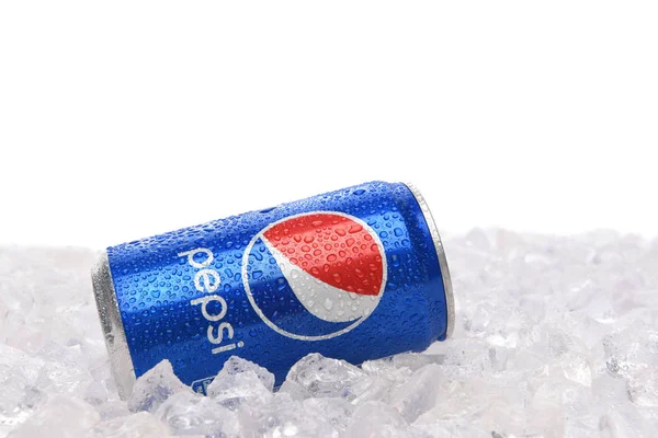 Una lata de Pepsi Cola de 7,5 onzas en hielo con fondo blanco —  Fotos de Stock