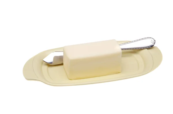 Un plato de mantequilla con cuchillo de mantequilla aislado en blanco . —  Fotos de Stock