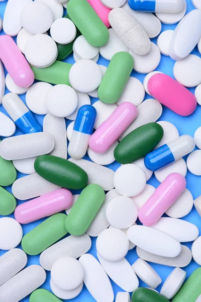 Visão de alto ângulo de pílulas variadas e medicamentos . — Fotografia de Stock