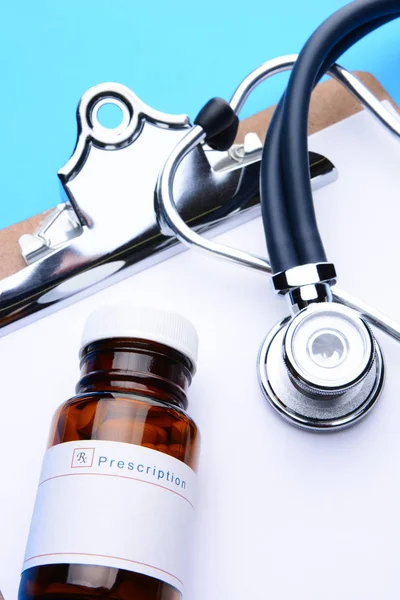 Garrafa de prescrição, prancheta e estetoscópio em uma prancheta w — Fotografia de Stock