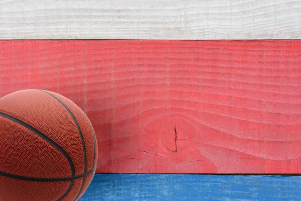 赤、白、青のテーブルのバスケット — ストック写真
