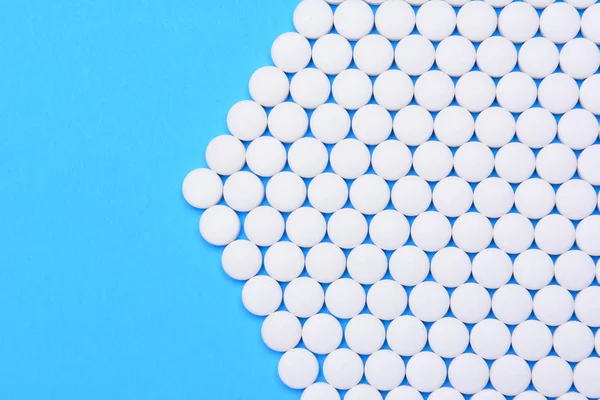 White Pills on Blue Background, arrow shape. — Stock Photo, Image