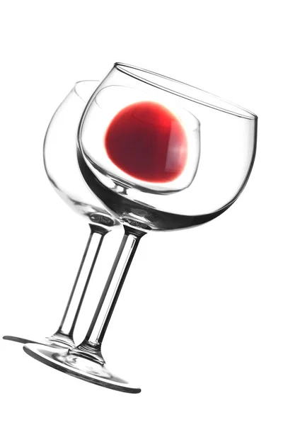 Червоне винне скло з відображенням на дзеркальній поверхні — стокове фото