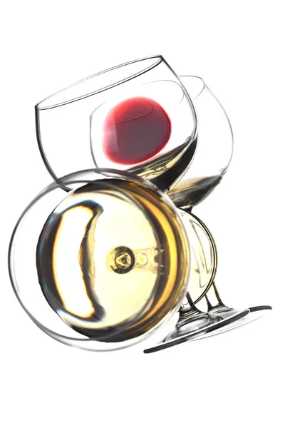 Красный бокал вина и бокал белого вина на зеркальной поверхности — стоковое фото