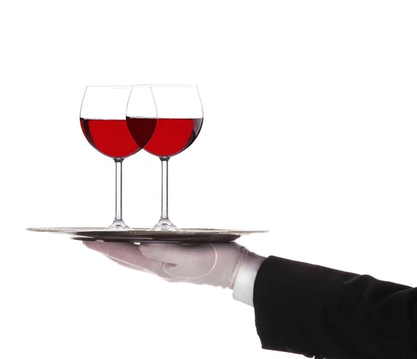 Официант с подносом и двумя бокалами красного вина — стоковое фото