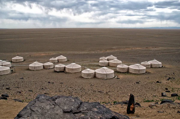 三骆驼旅馆的格尔斯位于奥姆诺戈壁艾马格蒙 — 图库照片