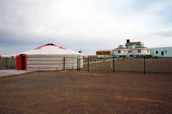Obóz tovshin GER, położony poniżej przepięknej scenerii Gobi — Zdjęcie stockowe