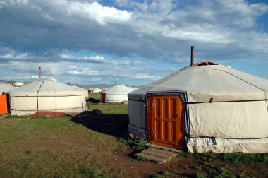 Mongolias Gobi Çölü 'ndeki Urguu ger kampı 'nda Yurts. 
