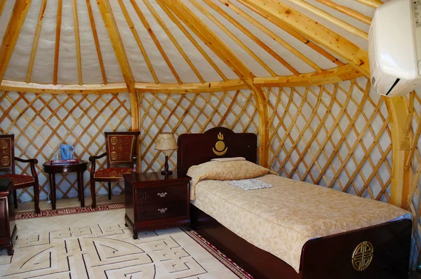 Interieur van een yurt in het Urguu Ger kamp in Mongolias Gobi Dese — Stockfoto