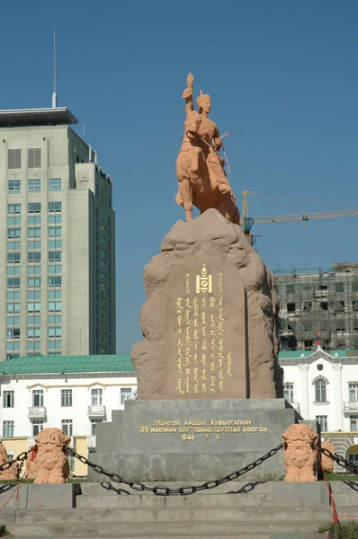 Pomnik khaana na placu Sukhbaatar, Ulaan Baatar, Mongolia — Zdjęcie stockowe