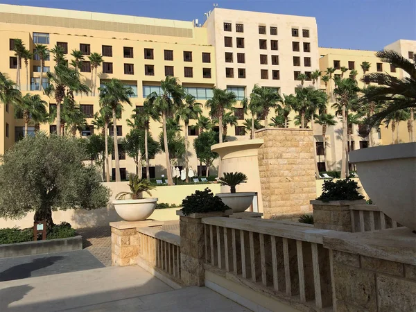 Kempinski Hotel Ishtar 'ın arazisi, Dead Sea 'ye bakmaktadır., — Stok fotoğraf