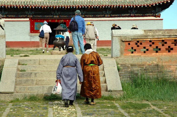 Persone che entrano nel Monastero di Erdene zuu, vicino a Karakorum, Mongol — Foto Stock