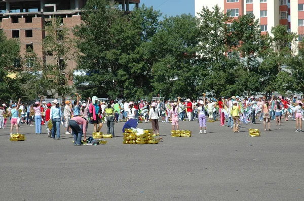 Pessoas praticando para Naadam, um festival tradicional na Mongólia — Fotografia de Stock