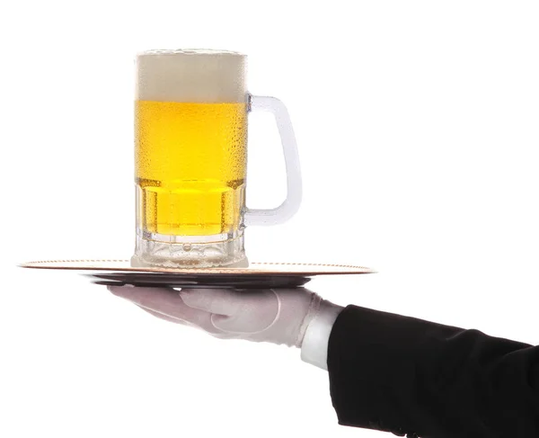 Serveur avec plateau sur bras tendu avec une tasse froide de bière — Photo